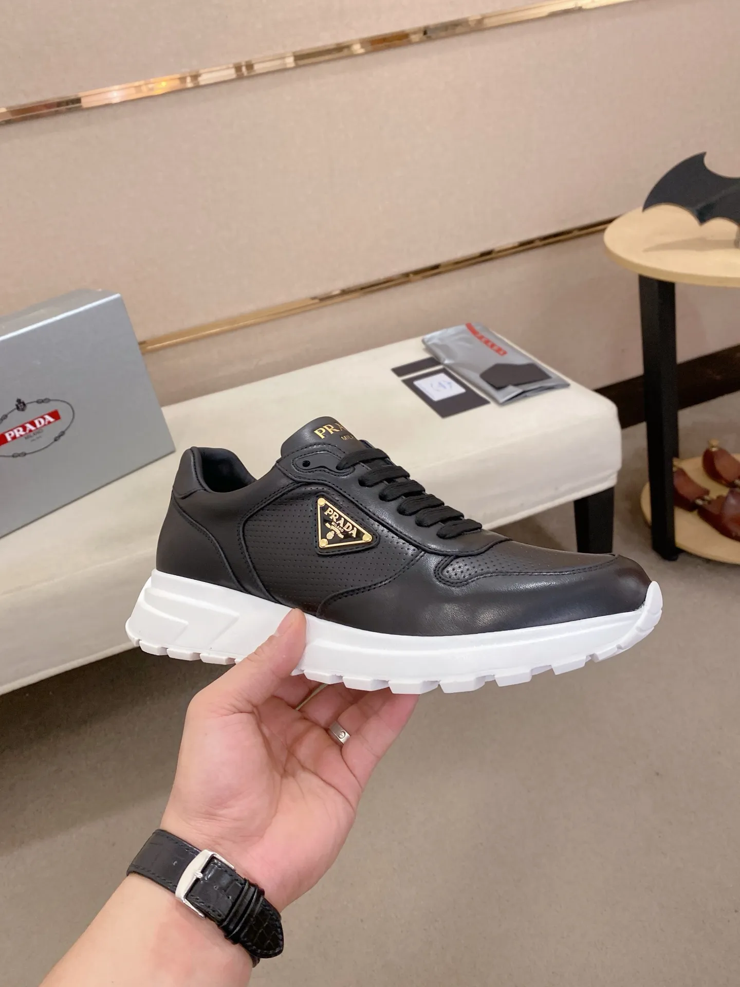 Men's shoes 💰 580💰 ✔️✔️✔️High-quality new PRADA counters are launched at the same time. The new men's shoes and 😘fabrics are selected from imported first-layer cowhide and are made by pure handcrafts. Lining: Full cowhide lining. 👍🏿 High-end ☄️ air-cushion molded anti-slip rubber outsole, exquisite lines, simple and elegant, comfortable and high-end for leisure travel. Code number: 38 to 44 (45 can be customized and cannot be returned or exchanged)